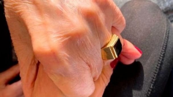 #PAÍS | Buscan a los autores del robo de un anillo de oro que pertenecía al expresidente Carlos&nbsp;Menem