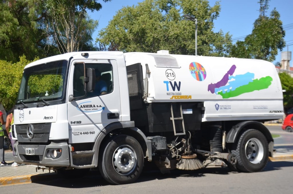 #TRELEW | Comenzó el programa de barrido y limpieza de veredas en el centro de la&nbsp;ciudad