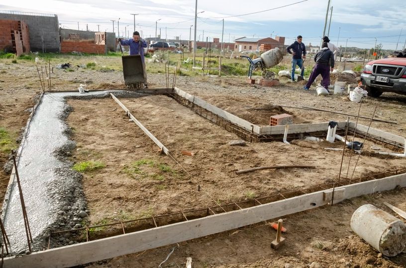 RAWSON | Aportan mano de obra para colaborar con un vecino adjudicatario de Tierra para&nbsp;Todos