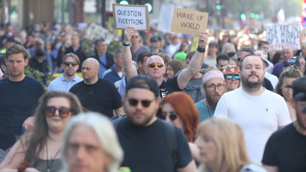 #MUNDO | MÁS DE 360 DETENCIONES DURANTE LAS PROTESTAS CONTRA EL CAMBIO CLIMÁTICO EN&nbsp;LONDRES