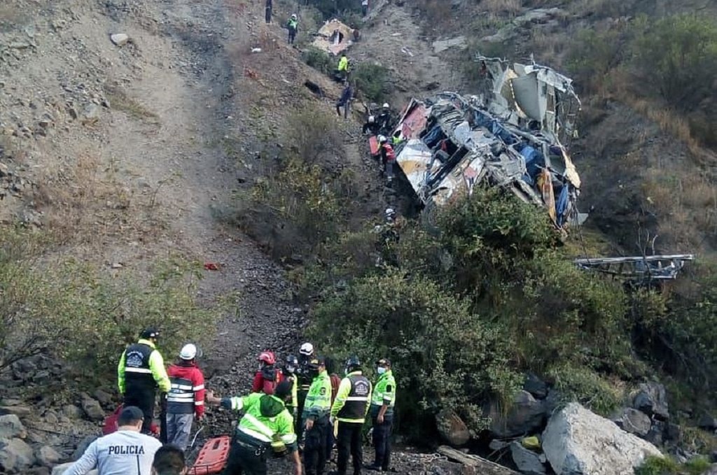 #MUNDO | UN OMNIBUS CAYÓ EN UN ABISMO EN PERÚ Y HAY AL MENOS 26&nbsp;MUERTOS