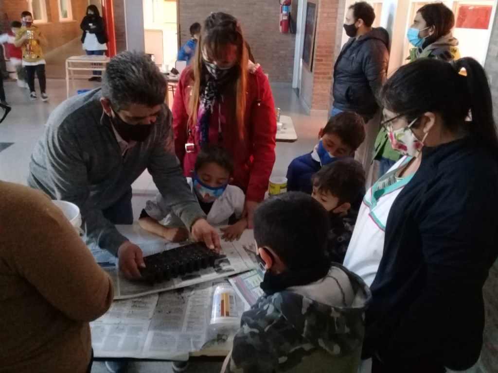 #TRELEW | A TRAVÉS DE LA ELABORACIÓN DE PLANTINES SE INCULCA LA ALIMENTACIÓN&nbsp;SALUDABLE