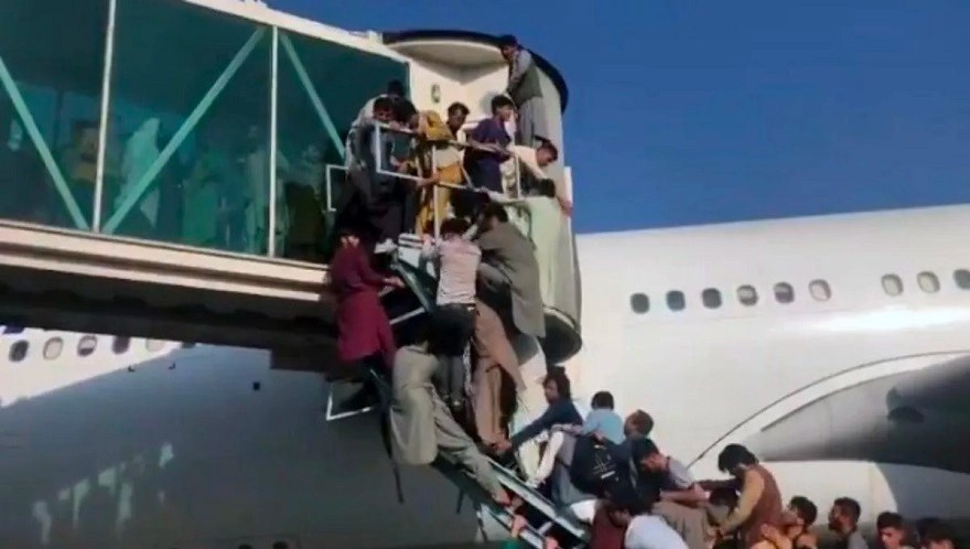 #MUNDO | 7 MUERTOS EN EL CAOS DENTRO DEL AEROPUERTO DE KABUL AL INTENTAR&nbsp;HUIR