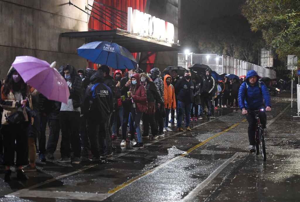 #ELIMINATORIAS | HINCHAS HACEN LARGAS COLAS BAJO LA LLUVIA PARA RETIRAR LAS ENTRADAS PARA EL PARTIDO ARGENTINA-BOLIVIA DE&nbsp;MAÑANA