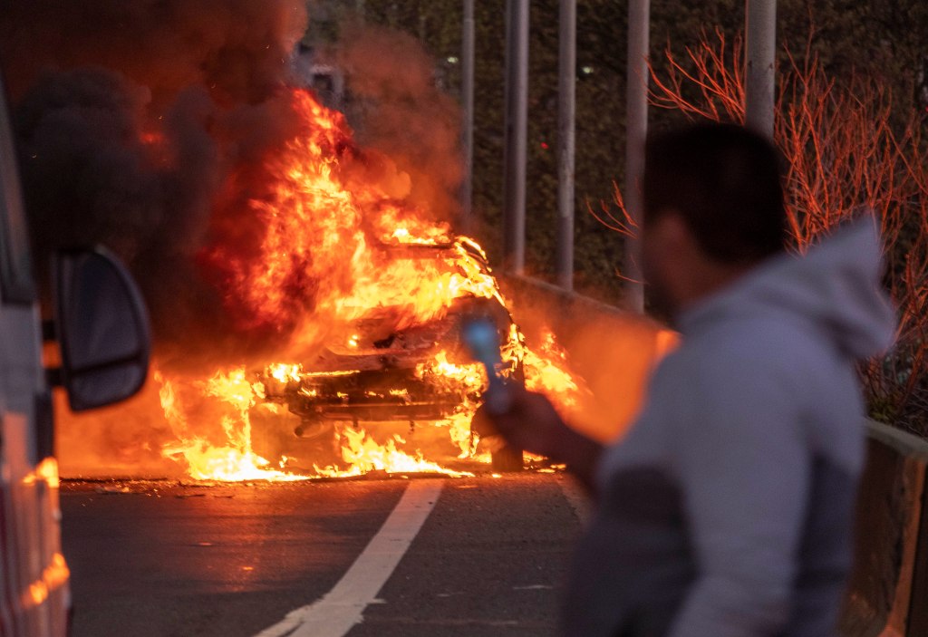 #PAÍS | IMPRESIONANTE INCENDIO DE UN AUTOMOVIL EN LA AUTOPISTA LA PLATA – BUENOS&nbsp;AIRES