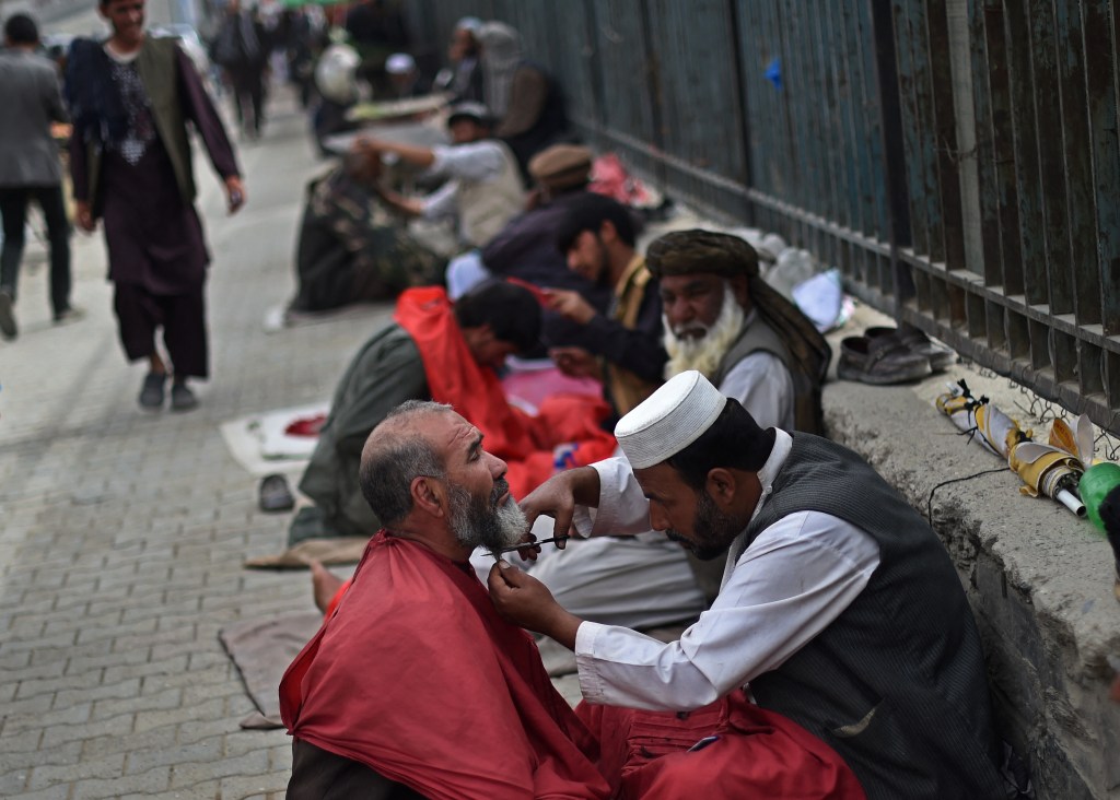 #AFGANISTÁN | VARIAS PROVINCIAS PROHIBEN USAR SMARTPHONES A LAS MUJERES Y AFEITARSE A LOS&nbsp;HOMBRES