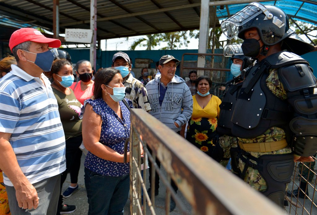 #ECUADOR | UNA VEINTENA DE ESPECIALISTAS TRATAN DE INDENTIFICAR LOS CADÁVERES DE LOS PRESOS MUERTOS EN SANGRIENTO&nbsp;MOTÍN