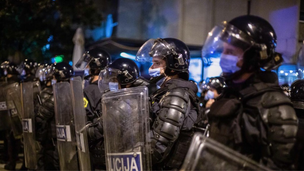 #ESLOVENIA | ANTIVACUNAS Y NEGACIONISTAS DEL COVID-19 QUISIERON TOMAR EL CANAL&nbsp;ESTATAL