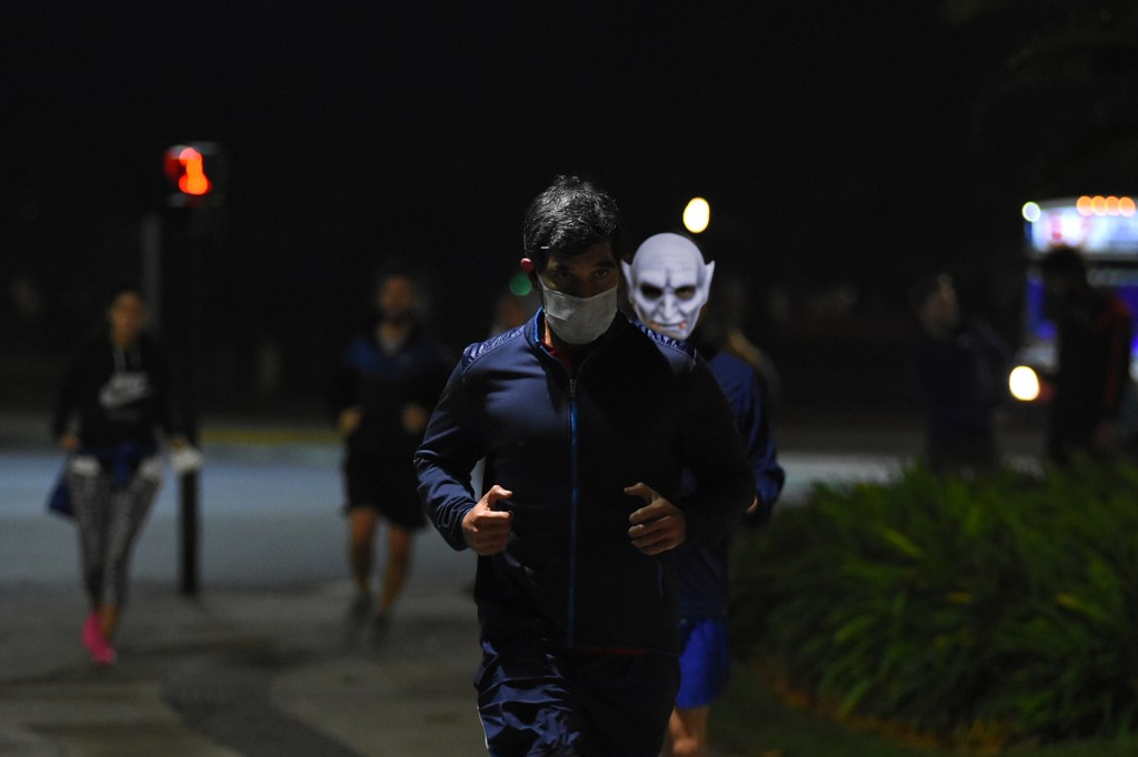 #INSÓLITO | ACOSABA A DEPORTISTAS DISFRAZADO CON UNA MÁSCARA DE&nbsp;VAMPIRO