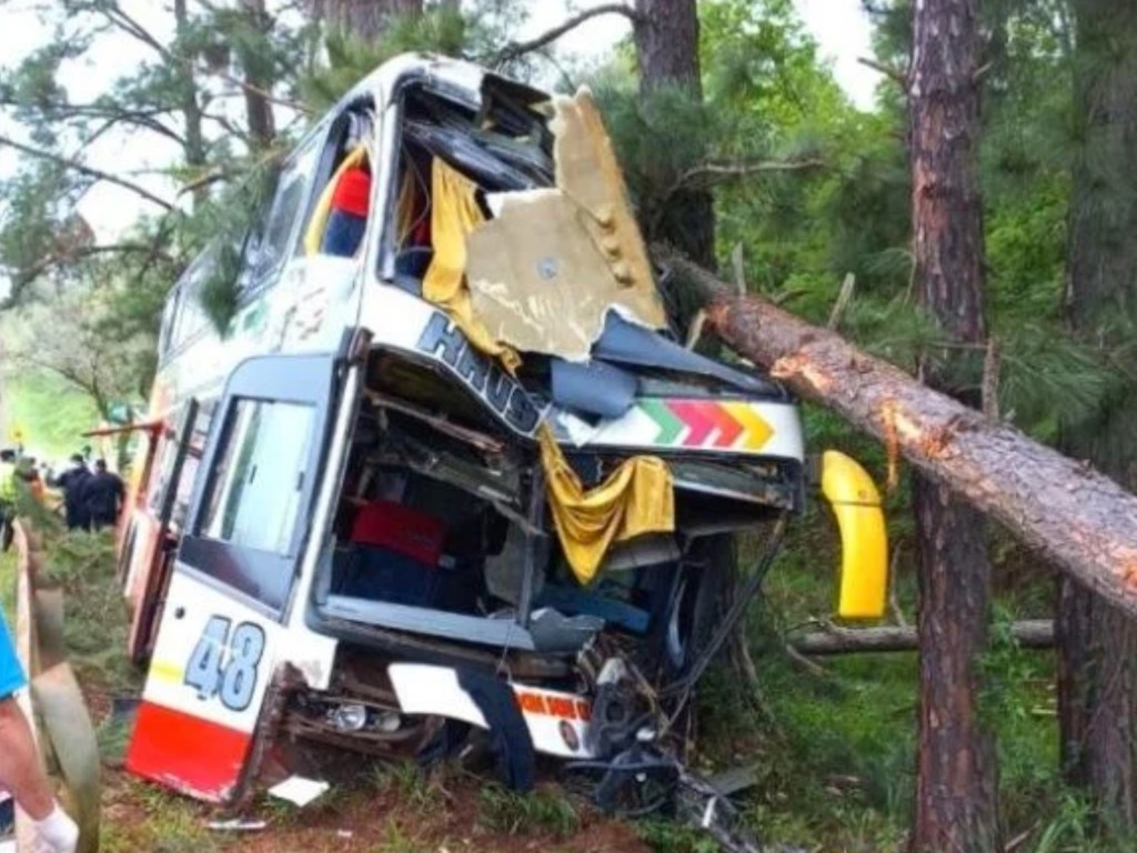 #TRAGÉDIA | TRES MUERTOS Y ONCE HERIDOS AL DESPISTAR Y CHOCAR UN COLECTIVO DE MEDIA&nbsp;DISTANCIA