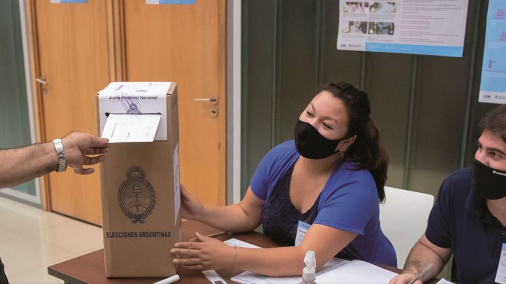#PROTOCOLO | SI HAY MAL TIEMPO SE PODRÁ HACER FILA DENTRO DE LAS ESCUELAS PARA&nbsp;VOTAR