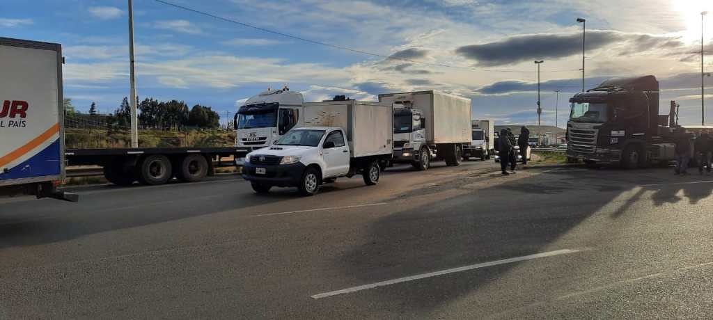 #CHUBUT | FLETEROS SE MANIFIESTAN EN LAS RUTAS 3 Y 26 DE COMODORO&nbsp;RIVADAVIA