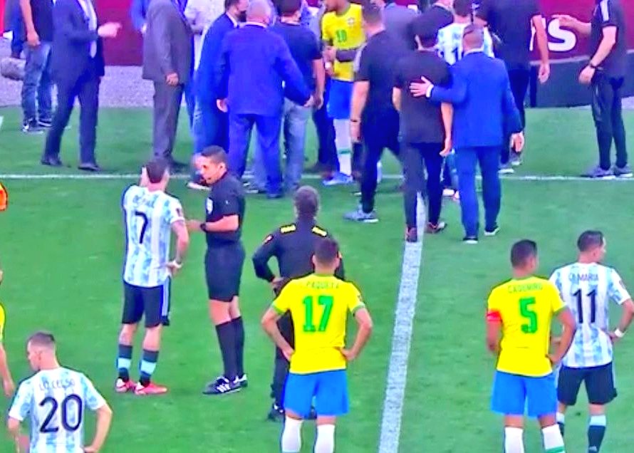 #PAPELÓN | AGENTES SANITARIOS ENTRARON AL CAMPO DE JUEGO PARA RETIRAR A 4 JUGADORES&nbsp;ARGENTINOS