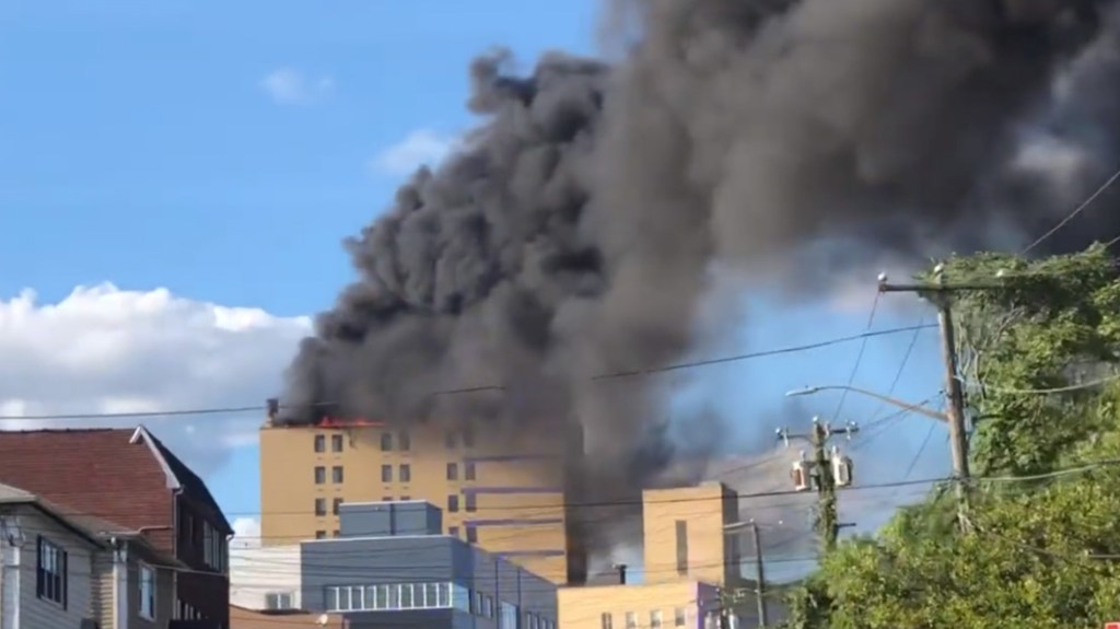 #URGENTE | REPORTAN CUATRO HERIDOS EN UN INCENDIO EN EL HOSPITAL ST. JOHN DE NEW&nbsp;YORK