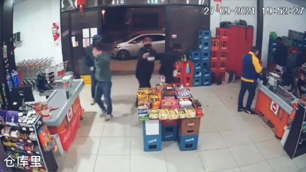 #POLICIALES | BRUTAL ASALTO A SUPERMERCADO CHINO QUEDA CAPTADO POR LAS CÁMARAS 