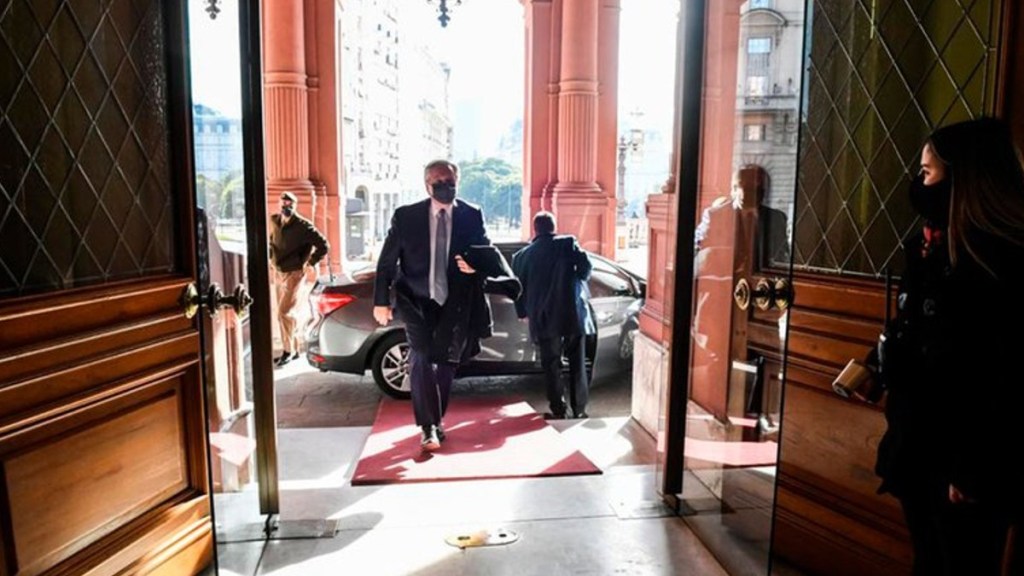 #POLÍTICA | EL PRESIDENTE REÚNE A FUNCIONARIOS QUE NO HAN PRESENTADO LA&nbsp;RENUNCIA