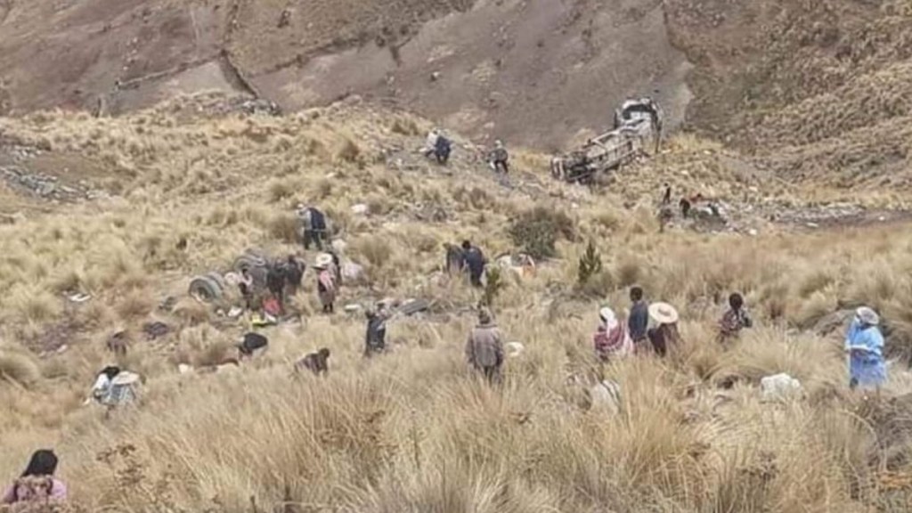 #BOLIVIA | 23 MUERTOS AL CAER UN AUTOBÚS A UN&nbsp;PRECIPICIO