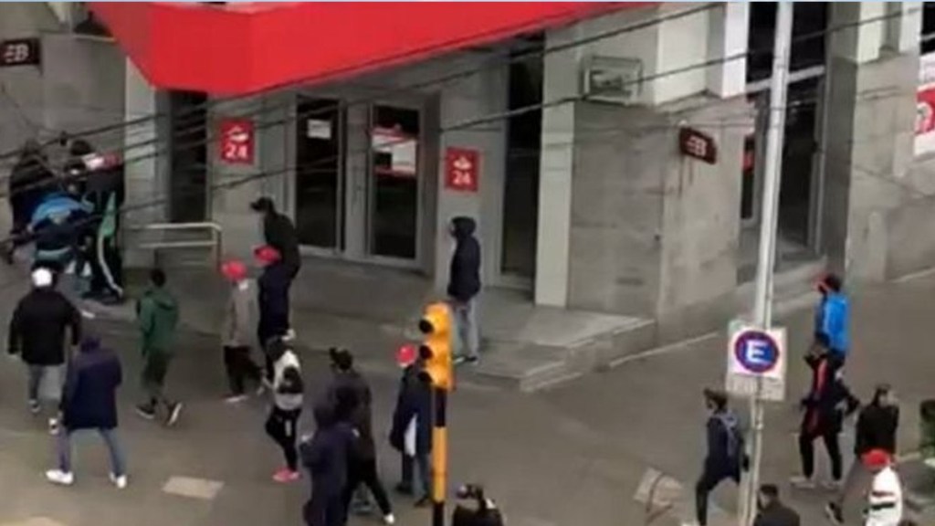 #POLICIALES | 8 DETENIDOS EN BRUTAL ENFRENTAMIENTO A LOS TIROS ENTRE DOS FACCIONES DE LA BARRA DE&nbsp;INDEPENDIENTE