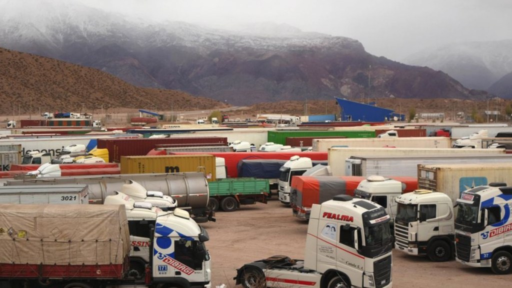 #PAÍS | 3 MIL CAMIONES ESPERAN PARA CRUZAR A&nbsp;CHILE