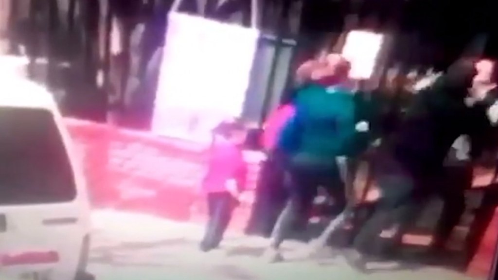 #INSÓLITO | SE PICÓ EL «CHAT DE MAMIS»: DISCUSIÓN TERMINÓ EN BRUTAL PELEA CALLEJERA DONDE UN HOMBRE PERDIÓ UN&nbsp;OJO