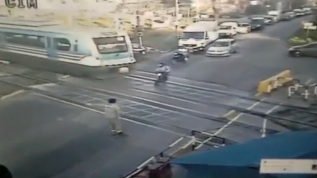 #TRAGEDIA | MUERE MOTOCICLISTA ARROLLADO POR UN TREN EN TERRIBLE ACCIDENTE CAPTADO POR LAS&nbsp;CÁMARAS