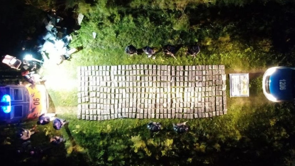 #POLICIALES | INCAUTAN 450 KILOS DE COCAÍNA EN UNA CAMIONETA ABANDONADA TRAS INTENSA&nbsp;PERSECUCIÓN