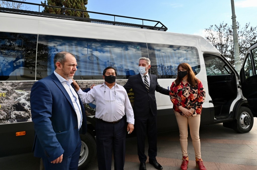 #CHUBUT | 60 ALUMNOS DE CUSHAMEN TIENEN MINIBUS&nbsp;NUEVO