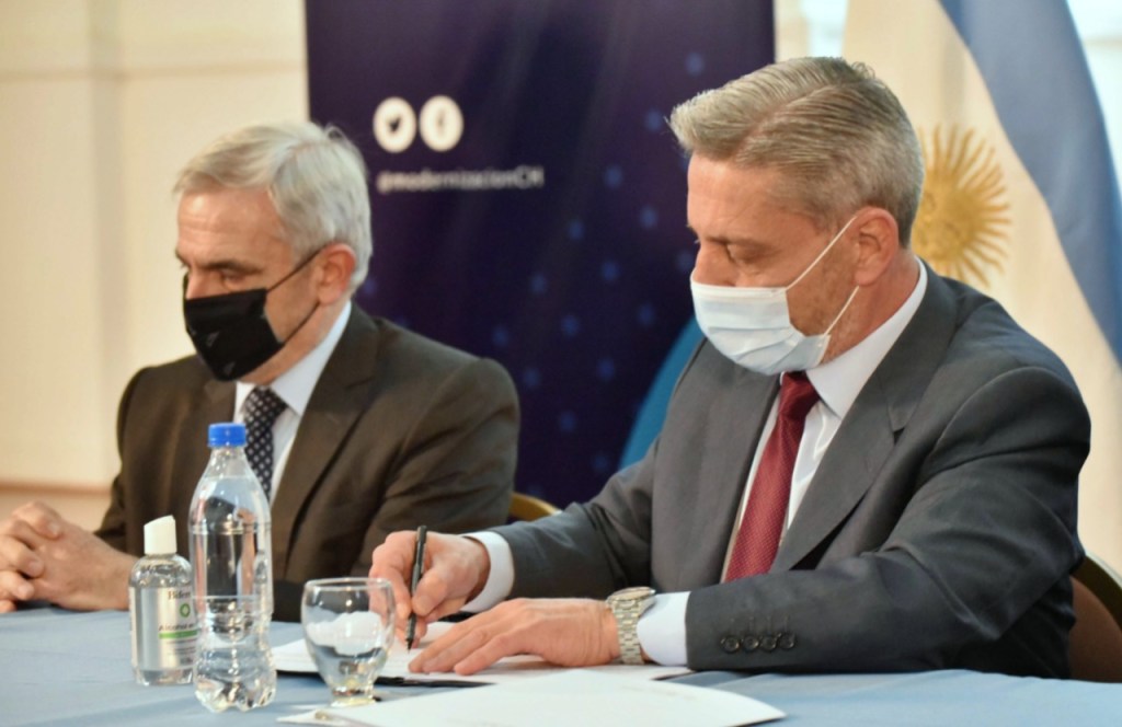 #CHUBUT | EL GOBIERNO FIRMÓ CON EL PODER JUDICIAL UN ACUERDO PARA USAR MUCHO MENOS PAPEL EN LAS&nbsp;COMUNICACIONES