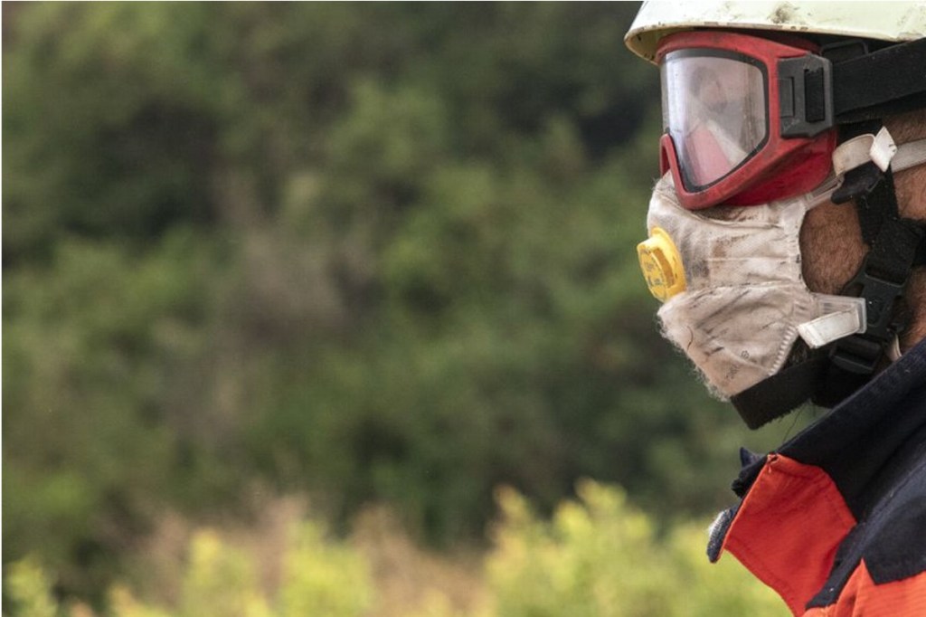 #TRAGEDIA | UN BOMBERO MUERTO Y MAS DE MIL EVACUADOS EN INCENDIO FUERA DE&nbsp;CONTROL