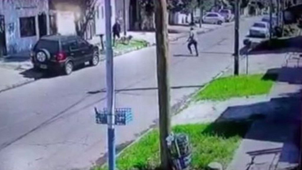 #SALVAJE | JUBILADO CORRIÓ CON UN MACHETE A UN ADOLESCENTE PORQUE NO QUERÍA BAJAR LA&nbsp;MÚSICA