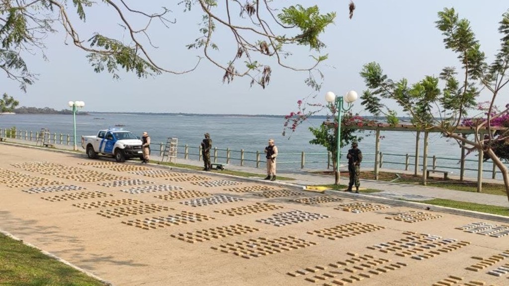 #CORRIENTES |  TRAS TIROTEO PREFECTURA SECUESTRÓ CASI UNA TONELADA DE&nbsp;MARIHUANA