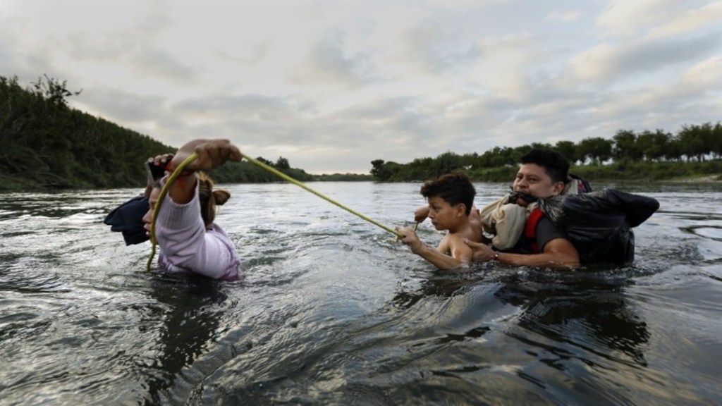 #MUNDO | UN PUEBLITO DE TEXAS TIENE 10 MIL MIGRANTES VIVIENDO BAJO UN&nbsp;PUENTE