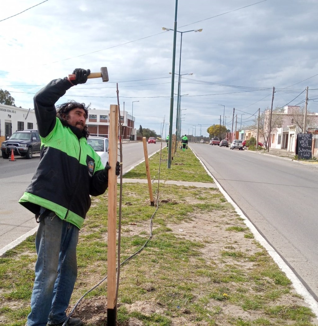 #RAWSON | AMBIENTE RECIBIÓ DONACIÓN DE EQUIPAMIENTO PARA LA MEJORA DE ESPACIOS&nbsp;VERDES