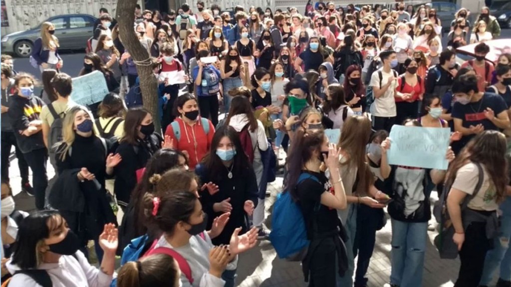 #INSÓLITO | ESTUDIANTES PROTESTARON EN BAHIA BLANCA PORQUE NO LES DIERON LA SEMANA DE&nbsp;ASUETO
