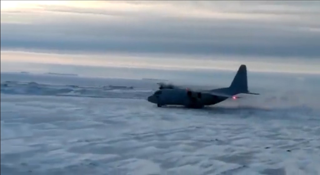 #ASOMBROSO | IMPERDIBLE DESPEGUE DE UN HÉRCULES EN LA&nbsp;ANTÁRTIDA