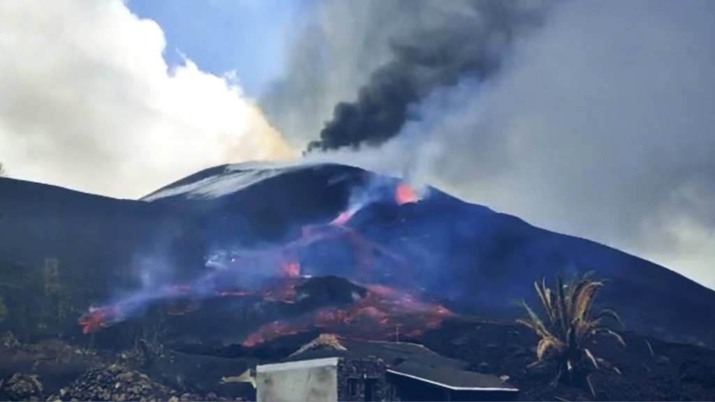 #ESPAÑA | COLAPSA EL CONO DEL VOLCÁN CUMBRE VIEJA Y PROVOCA UN ENORME RÍO DE&nbsp;LAVA