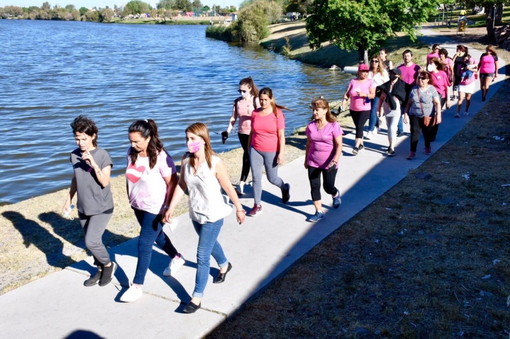 #TRELEW | REALIZARON UNA CAMINATA POR LA PREVENCIÓN DEL CÁNCER DE MAMA EN LA LAGUNA&nbsp;CHIQUICHANO