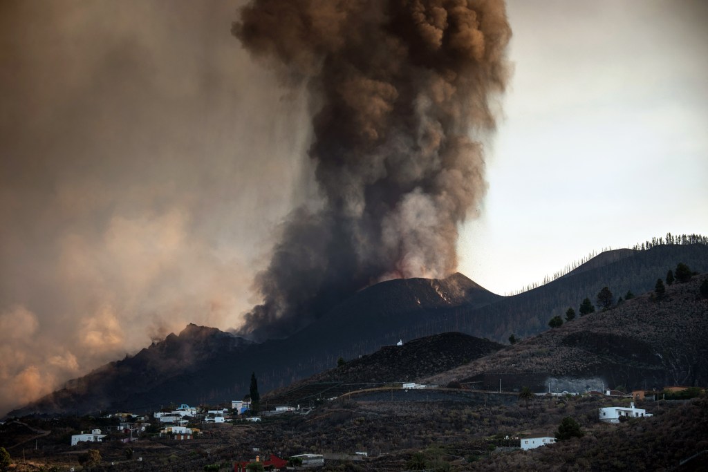 #ESPAÑA | SIGUE CERRADO EL AEROPUERTO DE LA PALMA POR LAS CENIZAS DEL VOLCÁN CUMBRE&nbsp;VIEJA