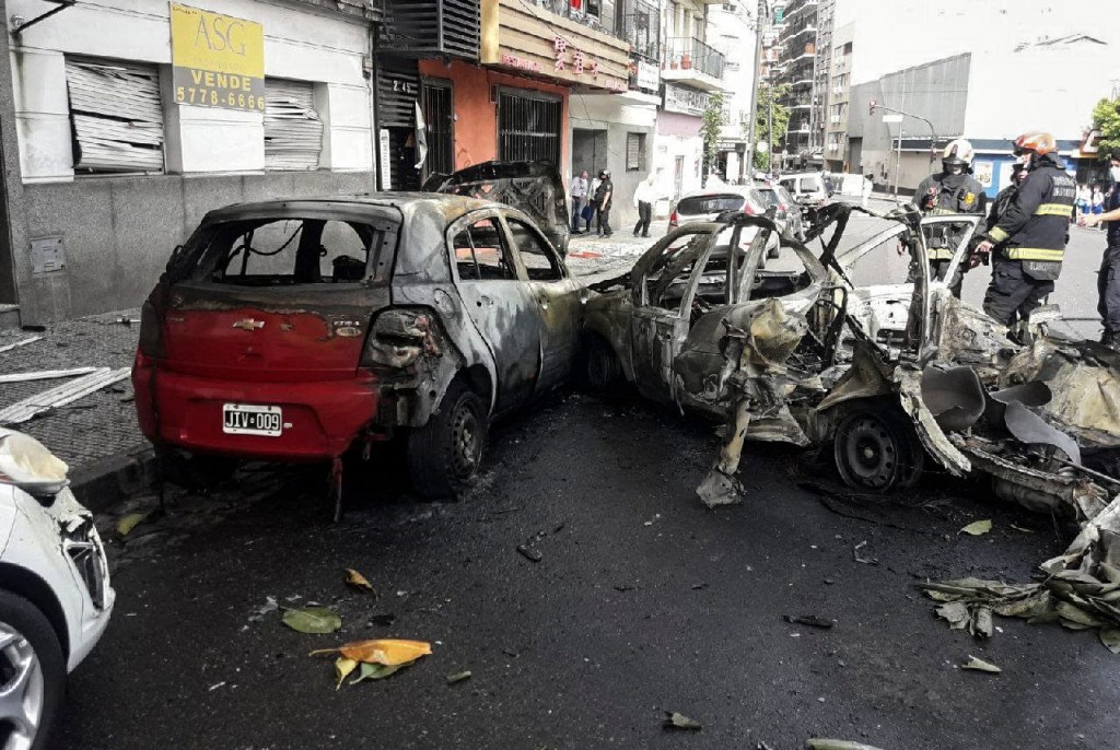 #CONMOCIÓN | UN TAXI EXPLOTÓ, SE INCENDIÓ Y CHOCÓ CONTRA OTRO AUTO QUE TAMBIÉN SE&nbsp;INCENDIÓ