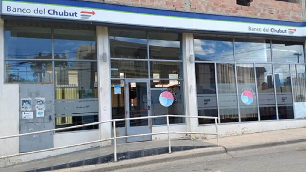 #TEMPORAL | UNA SUCURSAL DEL BANCO DEL CHUBUT EN COMODORO RIVADAVIA Y OTRA EN PASO DE INDIOS AFECTADAS POR LOS FUERTES&nbsp;VIENTOS