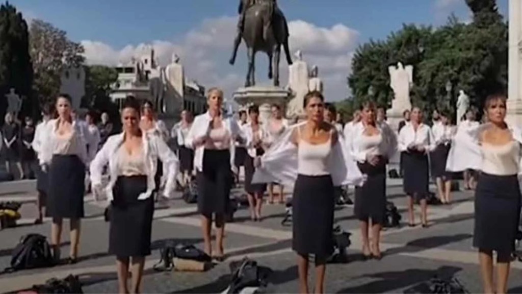 #ITALIA | AZAFATAS SE DESNUDAN EN PROTESTA POR EL CIERRE DE&nbsp;ALITALIA