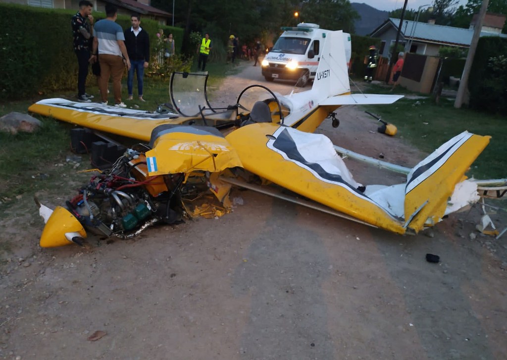 #ACCIDENTE | TRES HERIDOS AL ESTRELLARSE UNA AVIONETA QUE HACÍA&nbsp;ACROBACIAS