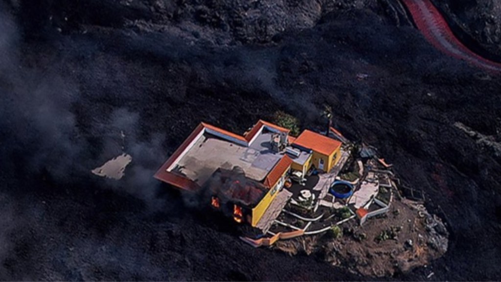 #ESPAÑA | NUEVA COLADA DE LAVA DEL VOLCÁN CUMBRE VIEJA PONE EN RIESGO VARIAS VIVIENDAS EN LA&nbsp;PALMA