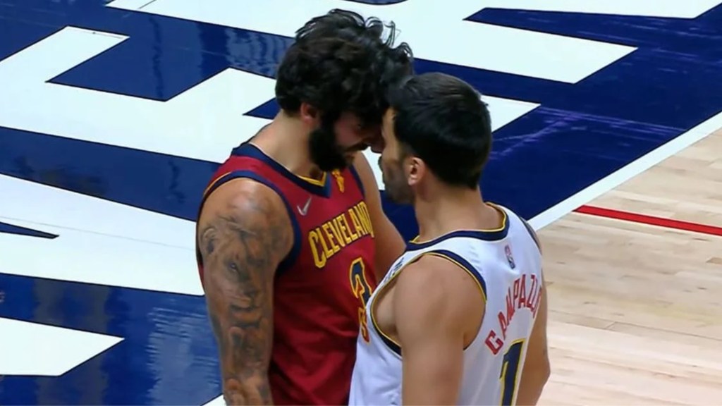 #NBA | FUERTE ENCONTRONAZO ENTRE FACU CAMPAZZO Y RICKY RUBIO CASI TERMINA A LAS&nbsp;PIÑAS