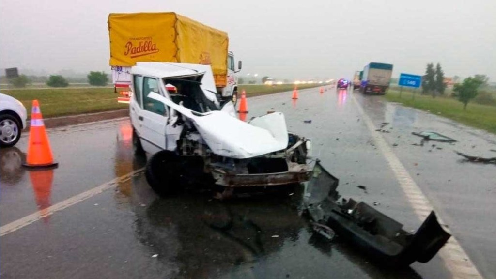 #TRAGEDIA | UN HOMBRE MURIÓ AL CHOCAR CONTRA DOS&nbsp;CAMIONES