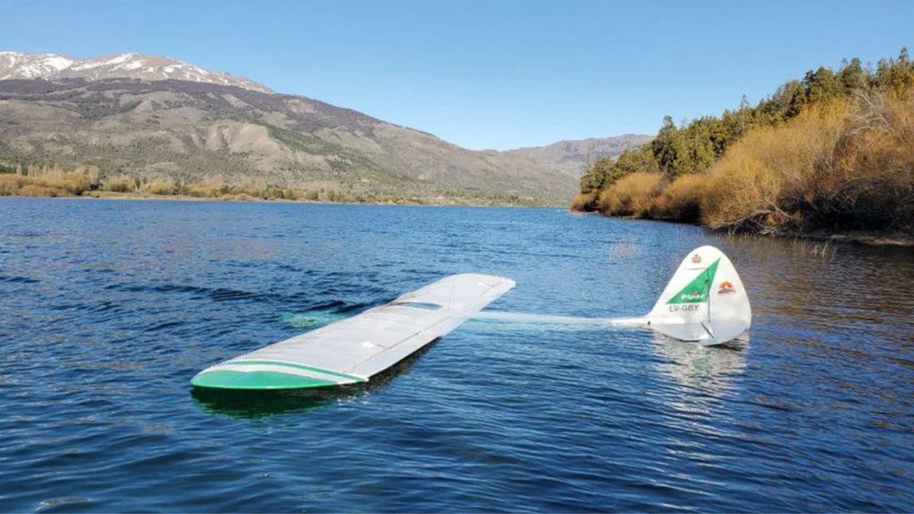 #MILAGRO | CAYÓ UNA AVIONETA AL LAGO ROSARIO Y SUS OCUPANTES RESULTARON&nbsp;ILESOS