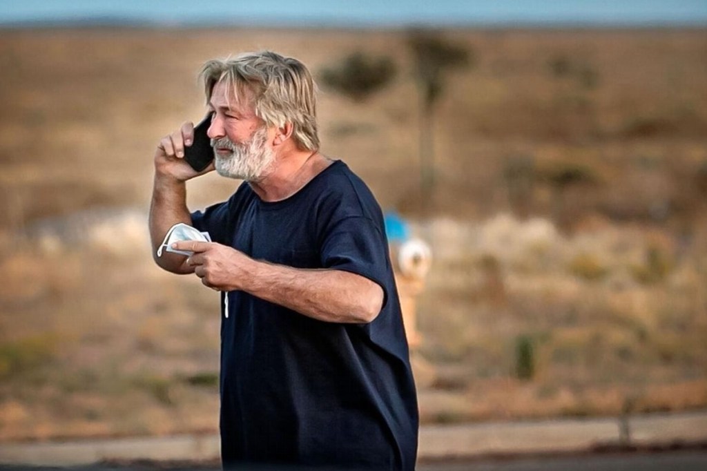 #TRAGEDIA | EL DIRECTOR DE «RUST» DIJO QUE BALDWIN DEBÍA APUNTAR A CÁMARA EN LA ESCENA DONDE TERMINÓ ASESINANDO A LA DIRECTORA DE&nbsp;FOTOGRAFÍA