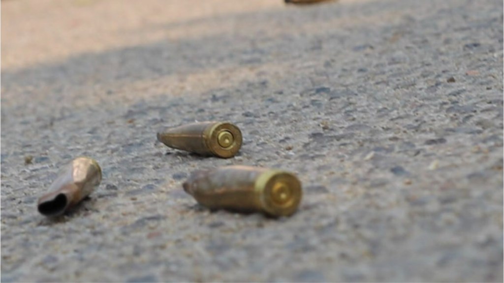 #POLICIALES | POLICÍA BALEADO EN LAS PIERNAS TRAS TIROTEARSE CON 12&nbsp;DELINCUENTES