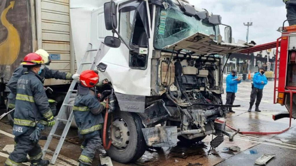 #INSÓLITO | UN CAMIÓN CHOCÓ CONTRA UN HELICOPTERO DEL SAME QUE ESTABA ASISTIENDO OTRO&nbsp;ACCIDENTE