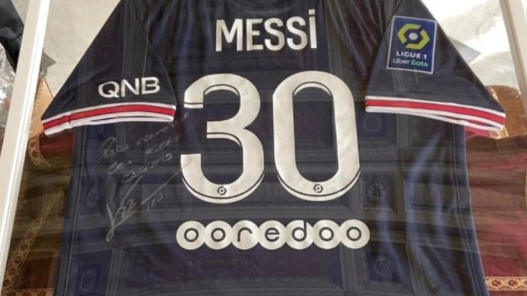 #FÚTBOL | MESSI LE ENVIÓ AL PAPA UNA CAMISETA AUTOGRAFIADA DEL&nbsp;PSG